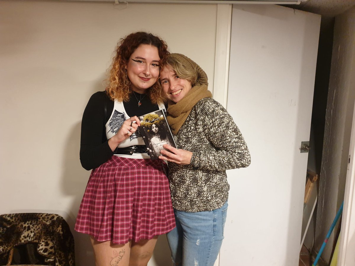 OrpheusEdicion's tweet photo. Presentación ayer de CREZCO COMO UN BOSQUE 
poemario ilustrado de Paula Maseda @paulaseitan 

#OrpheusPoesía #autorasórficas 🖤 https://t.co/1EE9W2uetN