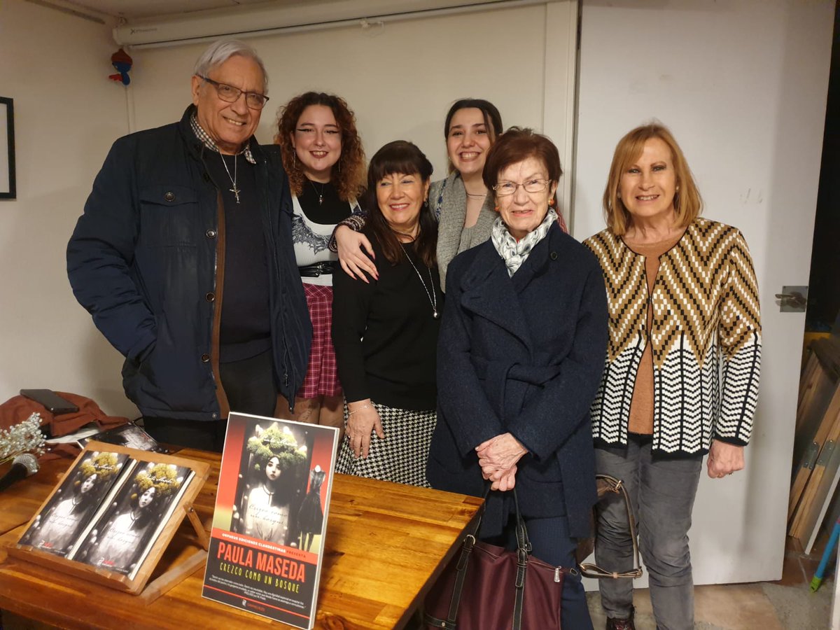 OrpheusEdicion's tweet photo. Presentación ayer de CREZCO COMO UN BOSQUE 
poemario ilustrado de Paula Maseda @paulaseitan 

#OrpheusPoesía #autorasórficas 🖤 https://t.co/1EE9W2uetN