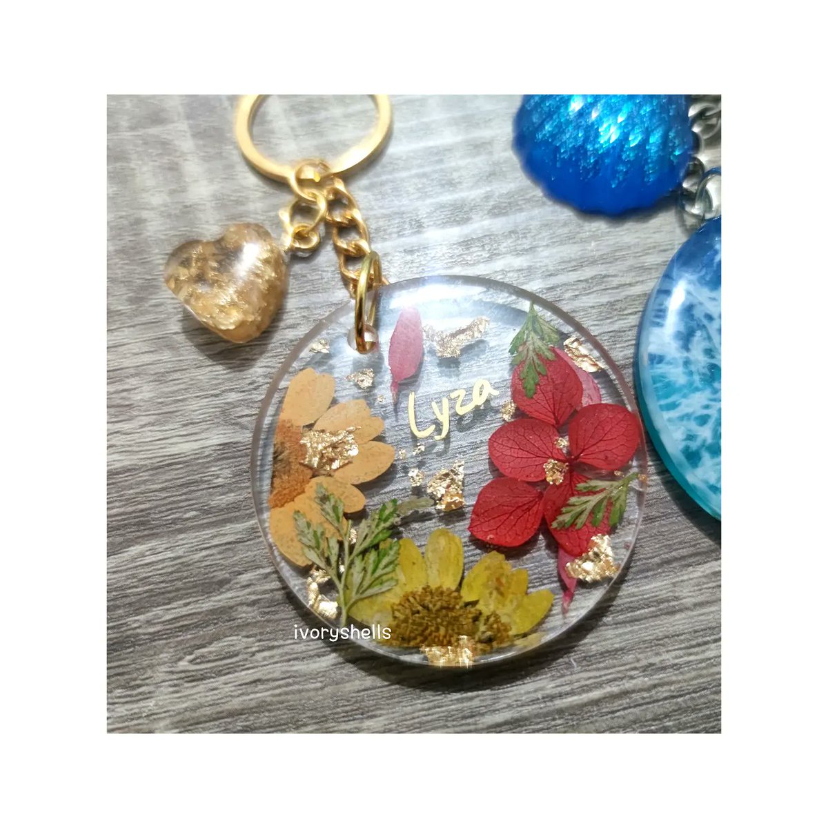 GaringKabibii's tweet photo. A sister's gift to her siblings. ❤️

One that loves the sea, another that loves Autumn, and the third one that loves to go on hikes. ❤️💙💚

#resinart #handmade #handmadeph #resinartistph  #customArt
#keychains #keychainsph
#resinKeychain  #giftideas https://t.co/6PVDUEJedf
