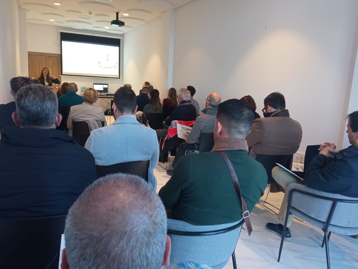 aesec_'s tweet photo. Esta mañana hemos compartido con Nuria Javaloyes, psicóloga del Hospital @quironsalud Torrevieja unos tips para mejorar la Salud mental en el trabajo. https://t.co/hxc5CrwMxX