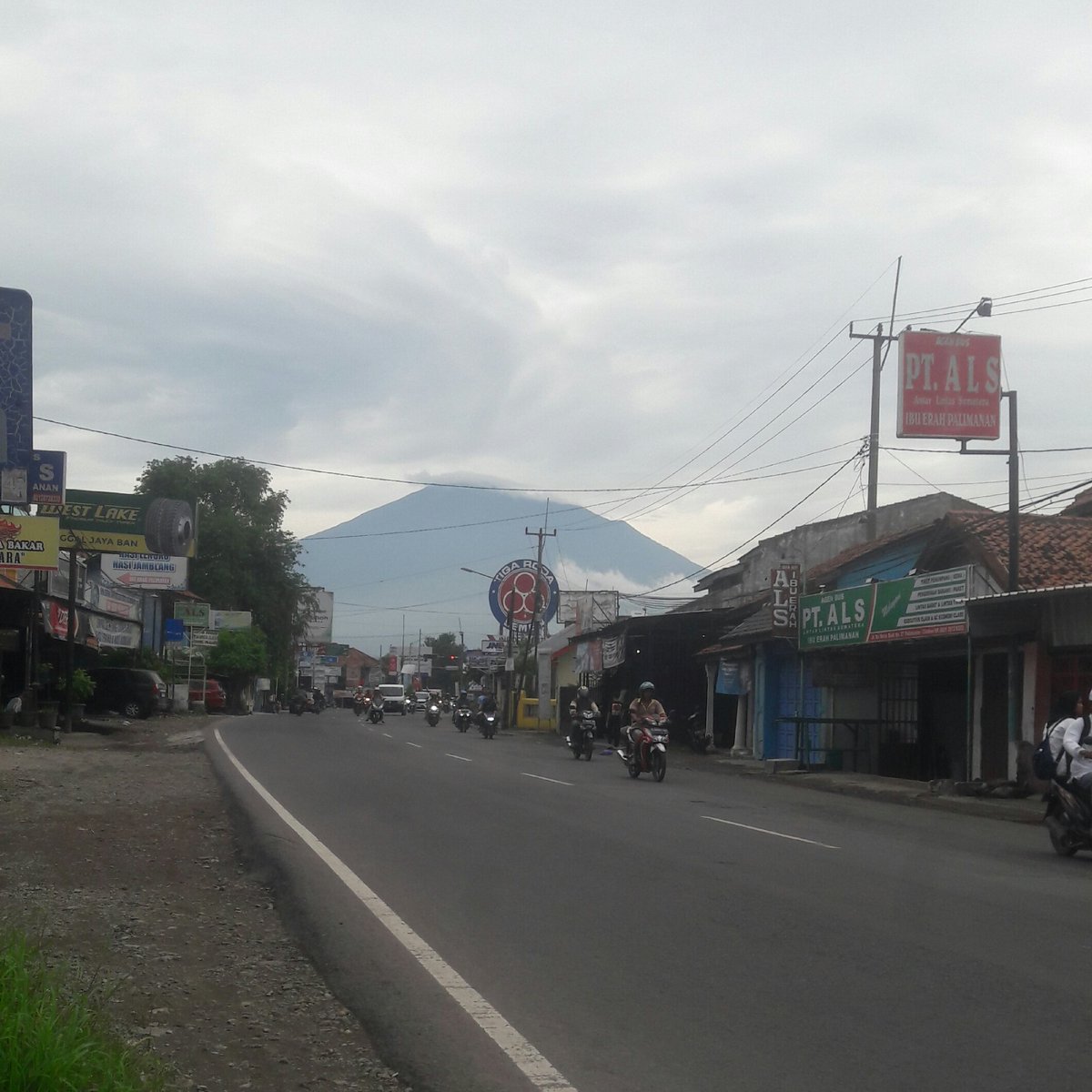 MP_Sejarah's tweet photo. Penampakan Gunung Ciremai, dari Desa Pegagan, Kec Palimanan, Kab Cirebon https://t.co/MU3Zj8rQU2