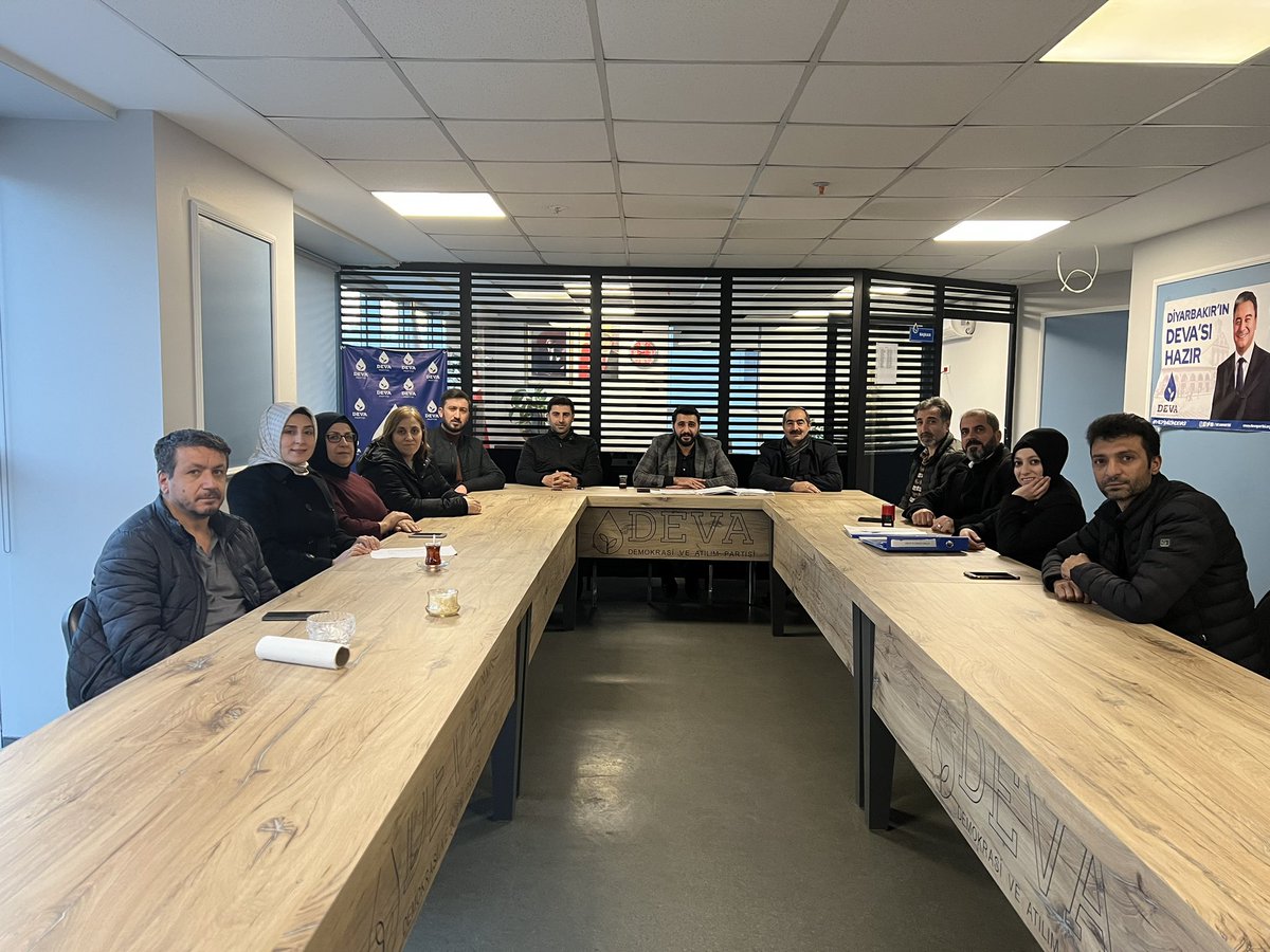 Bugün aylık olağan yönetim kurulu toplantımızı gerçekleştirdik;

Önümüzdeki süreçte yapacağımız etkinlikler ve çalışmalar hakkında sohbette bulunduk.

#OylarDevaOlsun 
<a href="/alibabacan/">Ali Babacan</a> <a href="/erginsadullah/">Sadullah Ergin</a> <a href="/IhsanMerdanoglu/">Ali İhsan Merdanoğlu</a> <a href="/diyarbakirdeva/">Deva Partisi Diyarbakır İl Başkanlığı</a> 
<a href="/CihanUlsen/">Cihan Ülsen</a> <a href="/mesutyuksel21/">Mesut Yüksel</a>