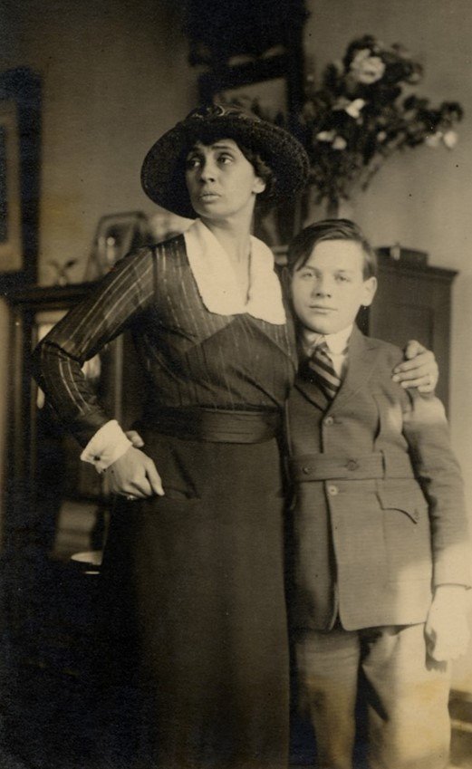 Join the USCIS History Office and Library on Feb. 9 at 1 pm ET for a webinar to explore the photos of Augustus Sherman, an immigration service employee who photographed hundreds of immigrants on Ellis Island from 1905-1925. 
Learn more: uscis.gov/about-us/our-h…