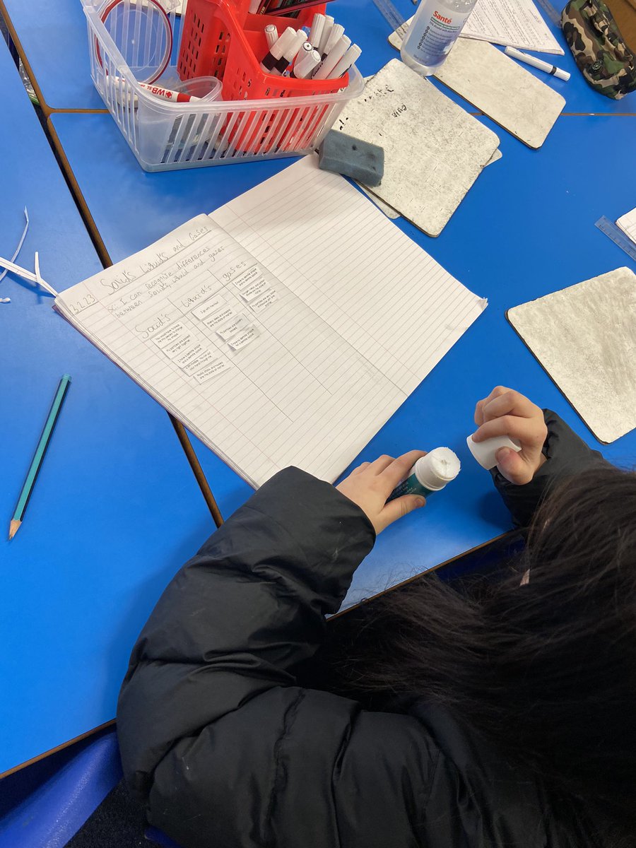 beanxmrsedwards's tweet photo. Today with @MissMcPhie4 we learned about the properties of Solids, Liquids and Gases. Ask us what we have learned. We can tell you all about the particles and how they are arranged. 💭🤔 https://t.co/vMxL7FiP6p