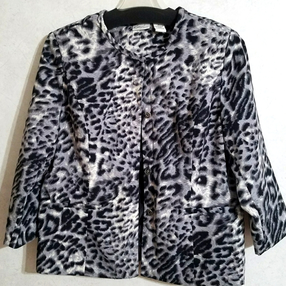 Overby4Kim's tweet photo. So good I had to share! Check out all the items I'm loving on @Poshmarkapp #poshmark #fashion #style #shopmycloset #adamjacobs #kimrogers #bareminerals: https://t.co/JYmqcgDcny https://t.co/x1wDpwGo1L