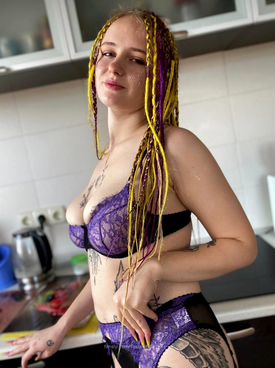 AngelinaOuts's tweet photo. Can I make you a sandwich?

#modelswanted #ifriends #freaky #camgirl #deepthroat #darkfans #homemade #bikini #feitsh https://t.co/m6tsta0AM4