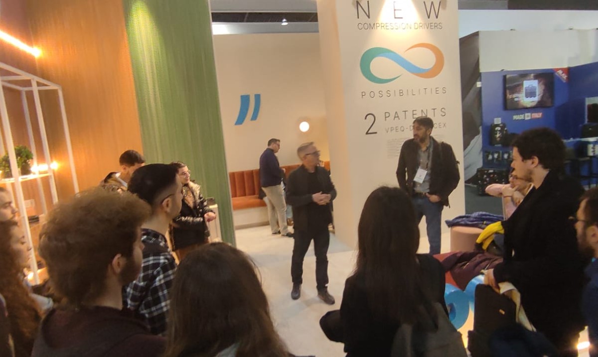 TelecoUPV's tweet photo. 📸 📸Hoy hemos continuado la visita a ISE @ISE_Show y visitado los stands de empresas del sector, como la valenciana Equipson. Gracias a alumnado y profesorado de #GITST #GTDM por asistir y a @coitt_aegitt @AVIXA por su apoyo en esta visita formativa 🙌 https://t.co/ZuDrk1y3xY