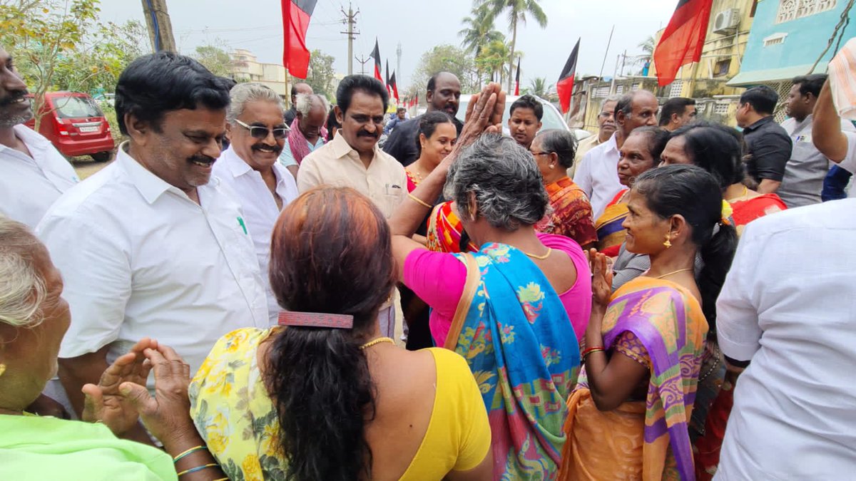 mayorofkanchi's tweet photo. தமிழ்நாடு முதலமைச்சர் கழகத் தலைவர் மாண்புமிகு @CMOTamilnadu அவர்களின் அறிவுறுத்தலின்படி, மண் சாலைகளை தார் சாலையாக மாற்றும் #KNMT #கலைஞர்_நகர்ப்புற_மேம்பாட்டு_திட்ட பணிகளை இன்று, காஞ்சிபுரம் மாநகராட்சிக்கு உட்பட்ட #44_ஆவது வட்டத்தில், https://t.co/Pu9z3n7hTm