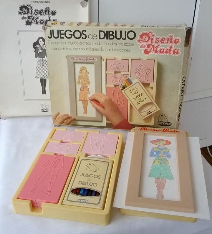 Ochentunas's tweet photo. #JuegosDeDibujo (años 80 - #Geyper)

Madre mía, la de folios, carboncillos y colores gastados con estos juegos. Y las manos negras. Y el cristal de la mesa camilla... negro también.

"Pon el hule!", decía mi madre.

"No te manches la camiseta, que eso no sale!", añadía.

❤️ https://t.co/6X1ADCyJe8