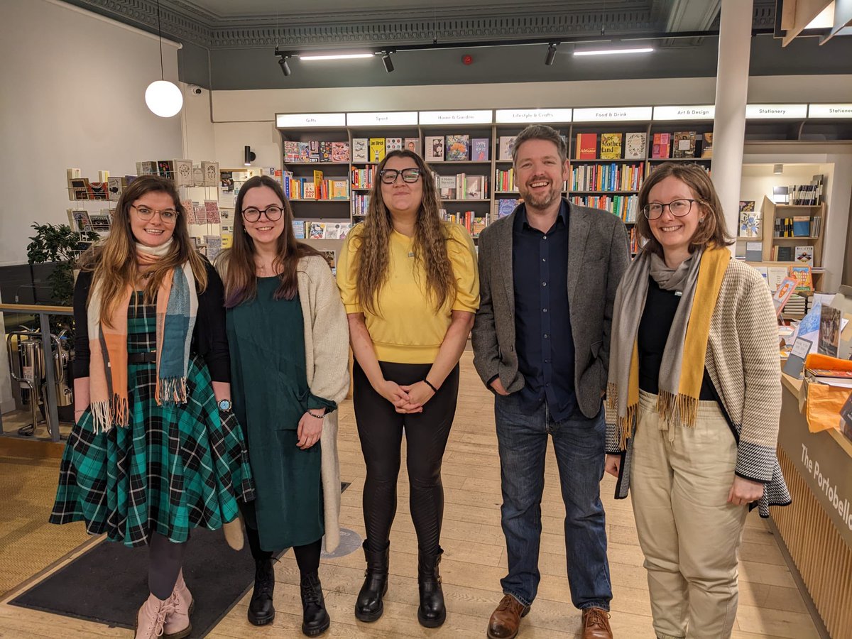 Clara ☕📚🍂 tweet media