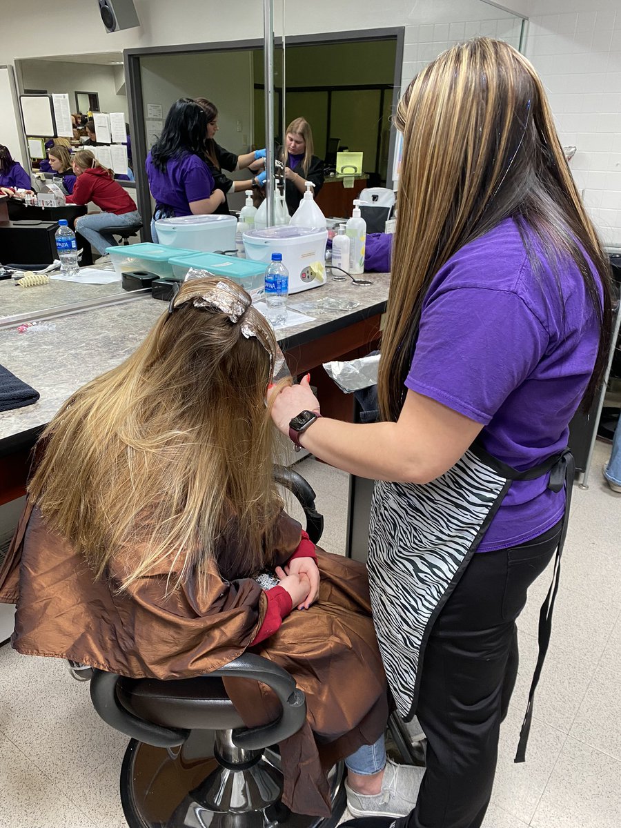 EHOVEcos's tweet photo. Dr. Nolan’s class having a primp day today with the seniors 🫶🏽💜 #EHOVEvips https://t.co/JiNtfny9x1