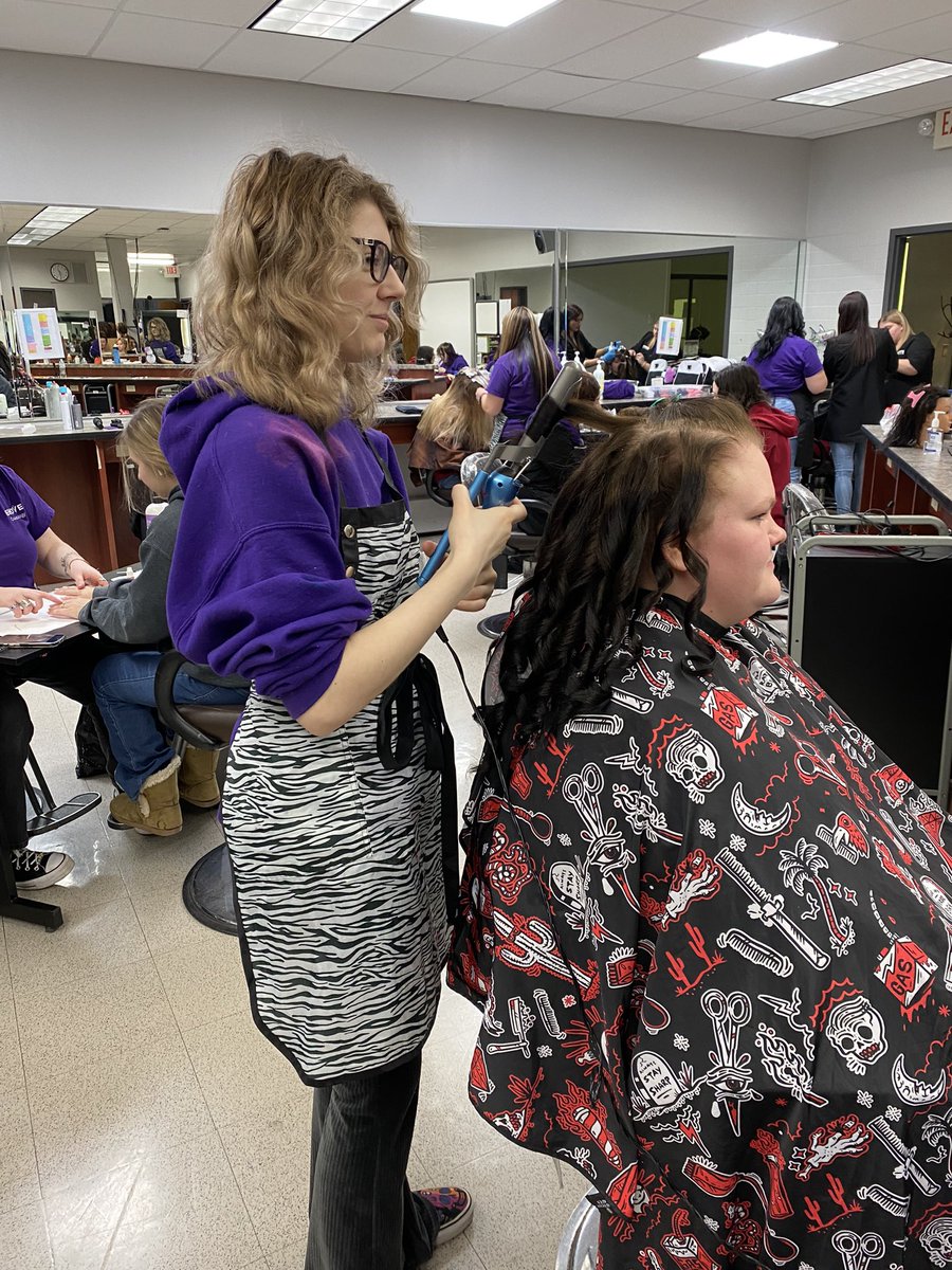 EHOVEcos's tweet photo. Dr. Nolan’s class having a primp day today with the seniors 🫶🏽💜 #EHOVEvips https://t.co/JiNtfny9x1
