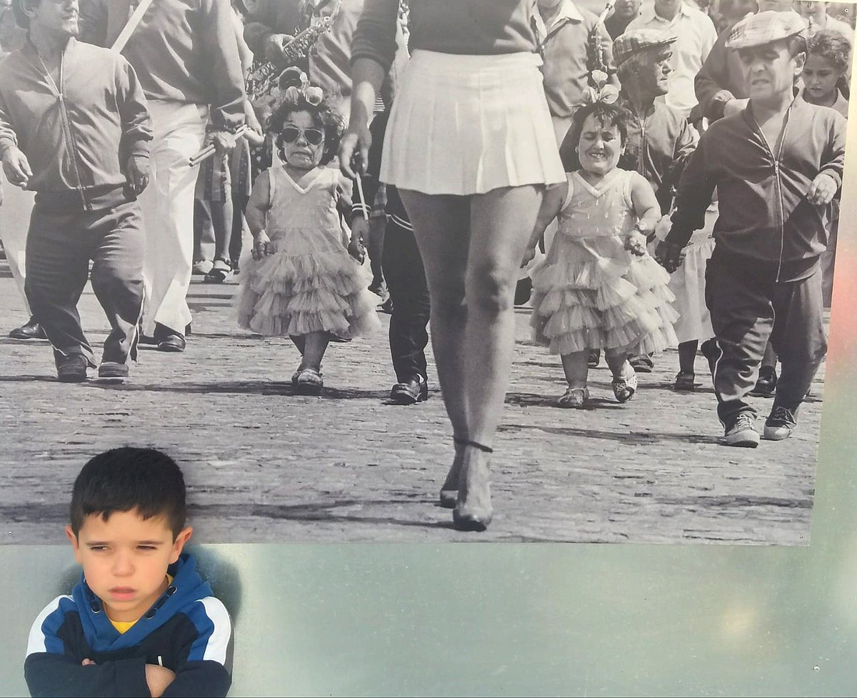 Mateo y el Pasacalles
En esta fotografía hay dos fotografías, una dentro de otra.
Hay, en primer lugar, una fotografía, una gran fotografía, por más que nos disguste: la de Benito Román titulada Pasacalles en Tarifa, de 1971
fundacionalpe.org/es/noticias/ma…
