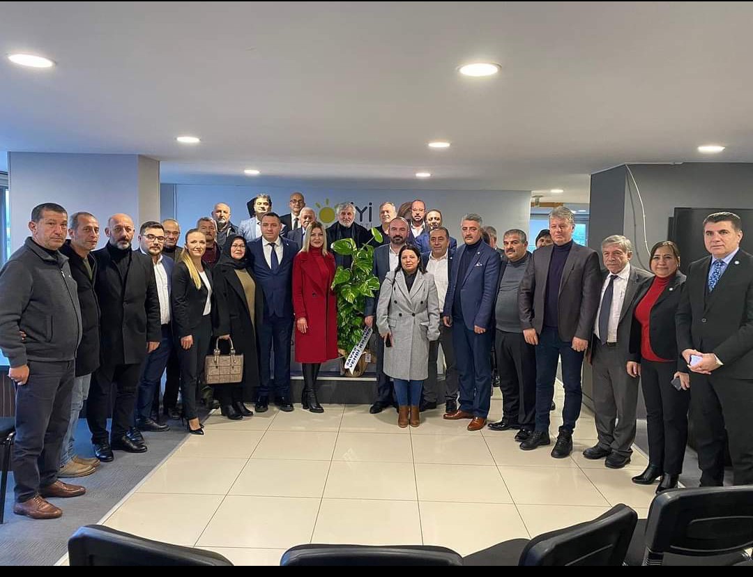 İlçe Başkanımız Sn. Mehmet Candemir, il/ilçe yönetiminin ve üyelerimizin de katılımıyla, Körfez’li İş İnsanları Sn. Vehbi Kıranşal ve Sn. Savaş Eminoğlu’nun partimize katılımının simgesi olan rozetlerini İl Başkanımız Sn. Nusret Acur takdim etmiştir.
#körfeziyiparti