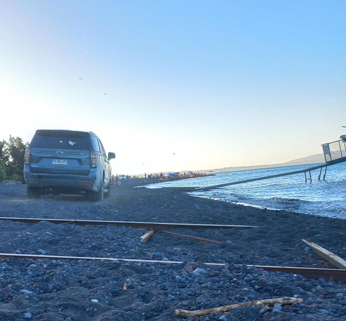 NachoTobar's tweet photo. Este imbécil metió su auto a la playa de Correntoso, entre #Villarrica y #Pucon.  Pasó a dos metros de las toallas de unas señoras y niños, ronceando en la arena rajado. Su patente es RSBL37, ojalá la Capitanía de Puerto de la @Armada_Chile tome cartas. Sabrán funarlo mientras https://t.co/k4d4pRnJgD