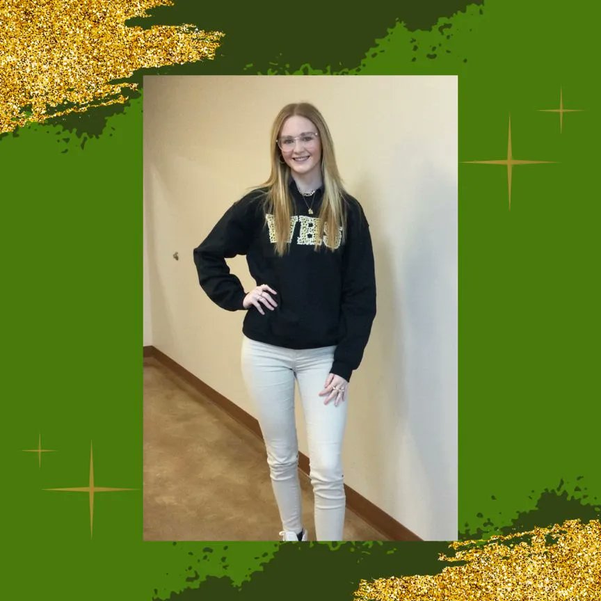 greenandwhiteco's tweet photo. When I’m wearing this sweatshirt, there’s not a worry in the world!!🐾💛💚 https://t.co/BkCSS8L54u