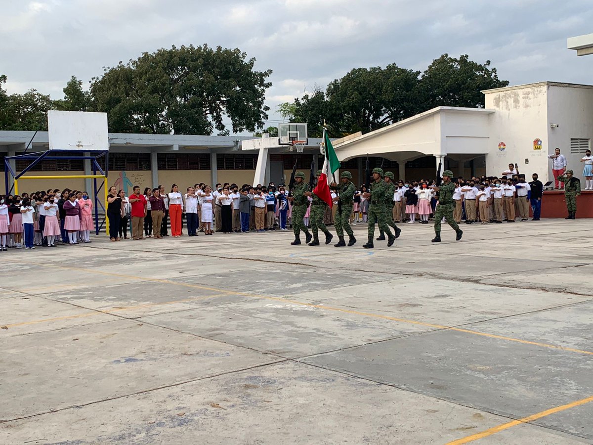 Los servicion educativos zona norte , llevando a cabo los Honores a la Bandera en la Secundaria general #9 Reyes Heroles. #seqsimbolospatrios