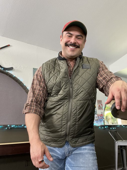 On set today, harnessing my inner truck driver! https://t.co/UECtLFwitE<a href="/tag/mvsales"class="tags"><span>#mvsales</span></a><a href="/tag/mvboys"class="tags"><span>#mvboys</span></a>