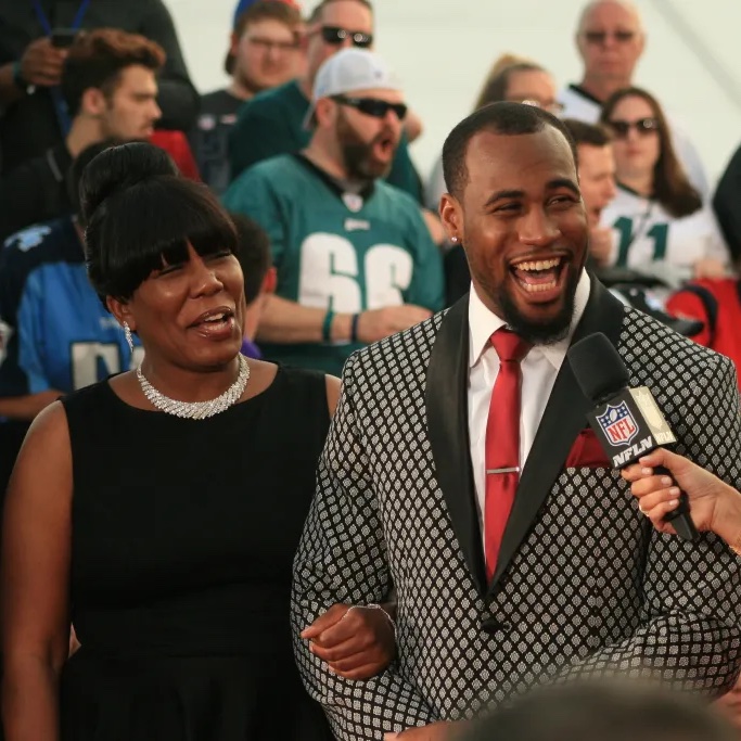 HardRockBet's tweet photo. An INCREDIBLE journey for Haason Reddick:

• Zero star recruit/Walk-on at Temple
• Mom took out a loan for his meal plan so he could eat with his teammates
• Gained 52 pounds during college
• 1st round draft pick
• Most sacks in a season for the Eagles since Reggie White https://t.co/595KiPOahl