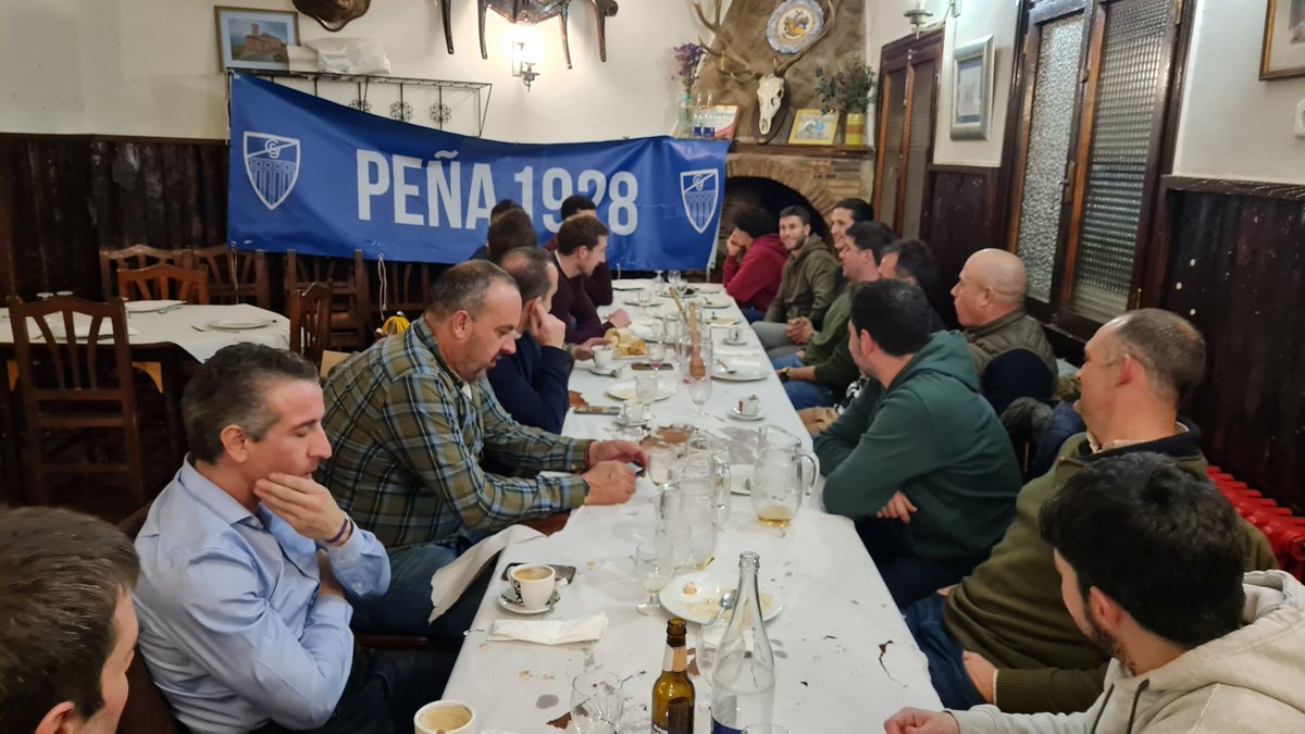 🎂 Felicidades a los componentes de la peña Gimnástica 1928, que ha cumplido 6 años de existencia.
🍲 Para celebrarlo han organizado una cena en la que han rendido homenaje a nuestro jugador <a href="/Perez23Adrian/">Adrian Perez</a> 
¡Enhorabuena!
#AúpaSego🔴🔵