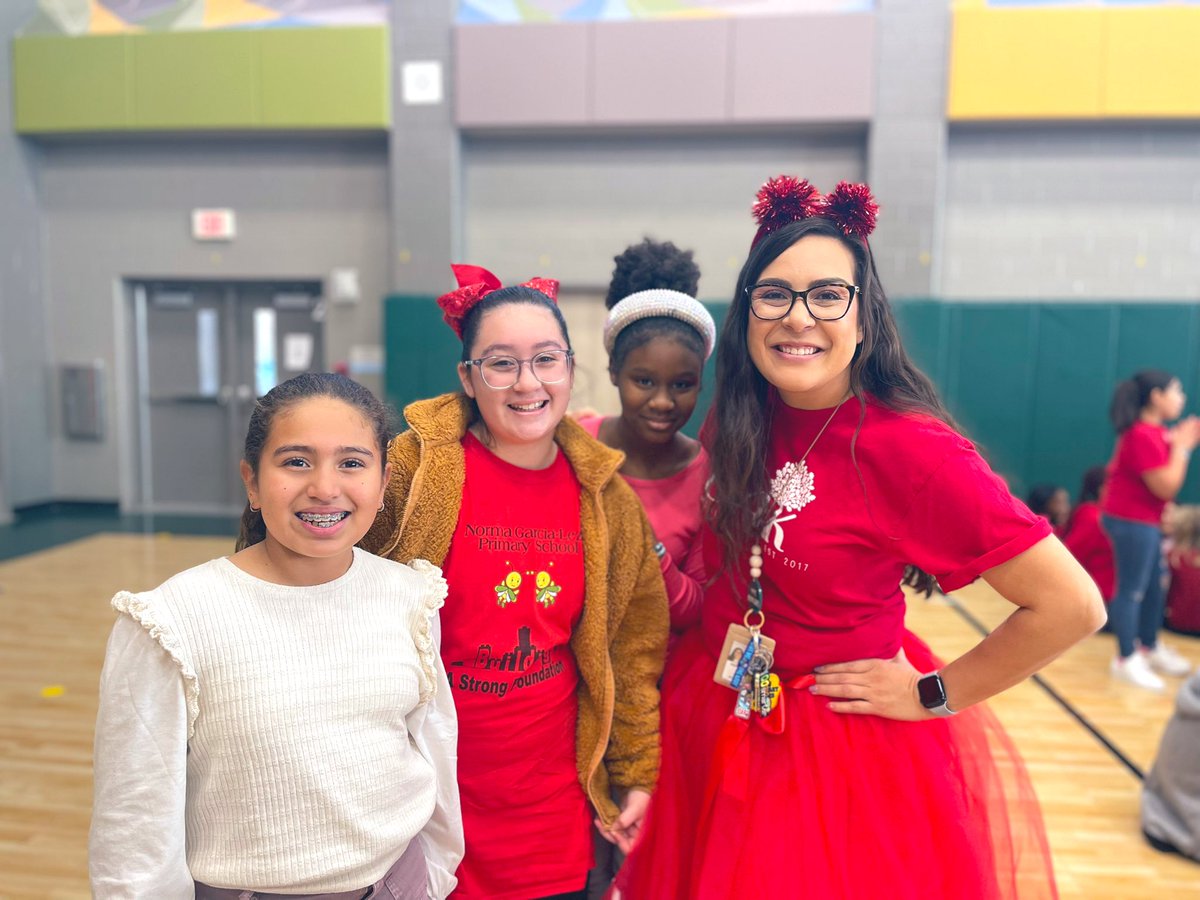 SaraYRodrigu3z's tweet photo. Had a #Amazing @HumbleISD_GE house pep-rally! 📣💥♥️🐻
Love 💕 the energy in the room it’s #Electric⚡️#WeAreGroves🌳 #EnjoyTheRide 
@Angela_bland1 @stephanie_dye11 @wheelerteaches @The_Mr_Finley @MsAIwinski @klindsey87 @HumbleISD https://t.co/6iLN7nWLZn