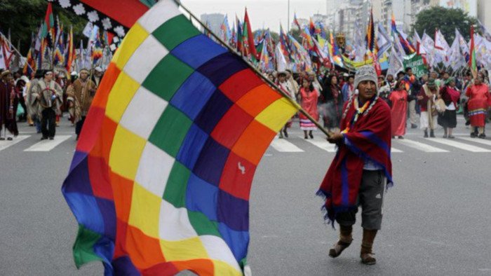 Congresista Juan Carlos Lizarzaburu tiene un pensamiento colonial y racista  sobre la historia del continente. La Wiphala representa la reconstitución de la identidad y la lógica comunitaria diferente al individualismo occidental, que lleva al ser humano a una Crisis de Vida.