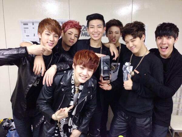 KindaDailyBTS's tweet photo. Have an Ot7 today since the tl needs to chill🥰💜✨
#TAEHYUNG #JUNGKOOK #SEOKJIN #JIMIN #RM #JHOPE #YOONGI #SUGA #namjoon #jk #BTSV #BTSJIN #BTSJIMIN #btsjungkook #BTSJHOPE #hobi #BTS #BTSArmy #BTS_twt https://t.co/eovSxdwLq8