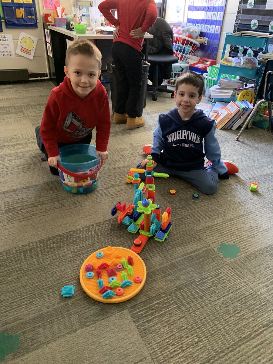 d61wagner's tweet photo. More inside recess fun! 👫👩🏽🤝👩🏾👨🏽🤝👨🏿 #d6learns https://t.co/iikBVb0xGz