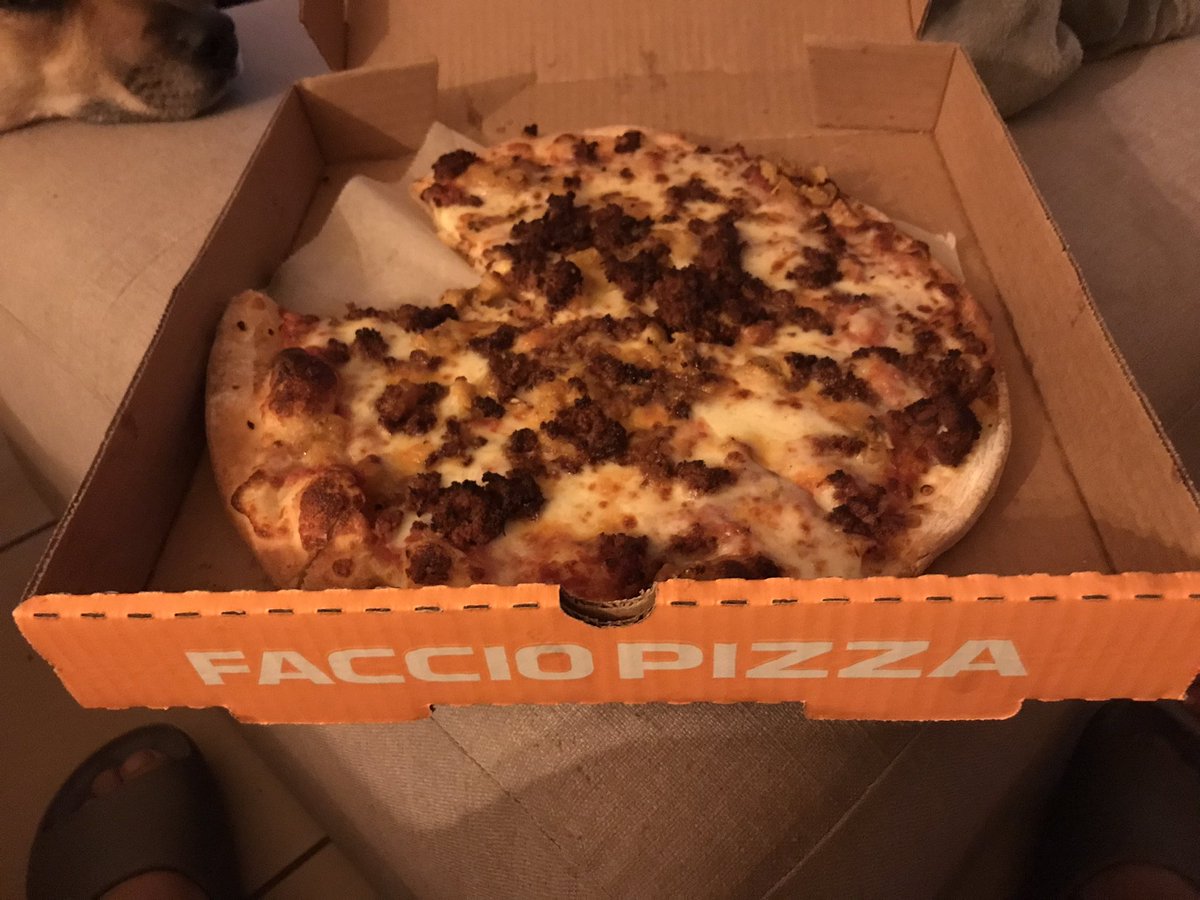erilab's tweet photo. Soy un lechòn feliz🔥🔥🍕#faccio #lajibara https://t.co/56bG3ma7AZ