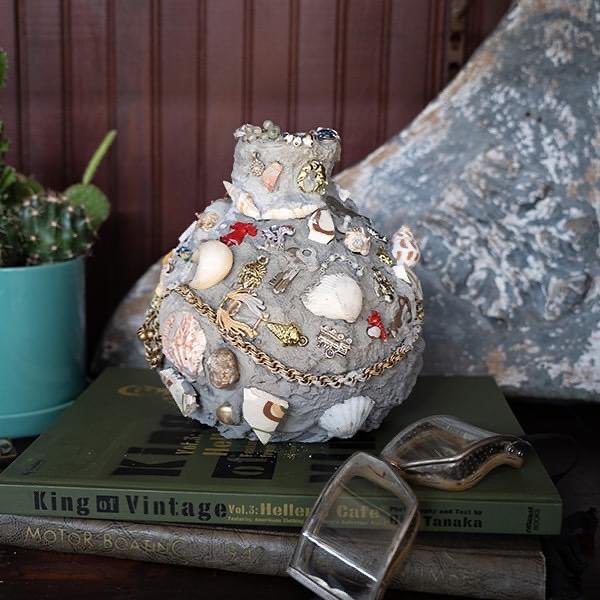 NEW on the @ontwolanes blog! Learn the history of memory jugs with a step by step tutorial! 🫙✨👉 bit.ly/3HXr2V9

Make sure to post photos of your memory jugs and tag them so we can check out your creations! #twolanesblog #diy #blog #tutorial