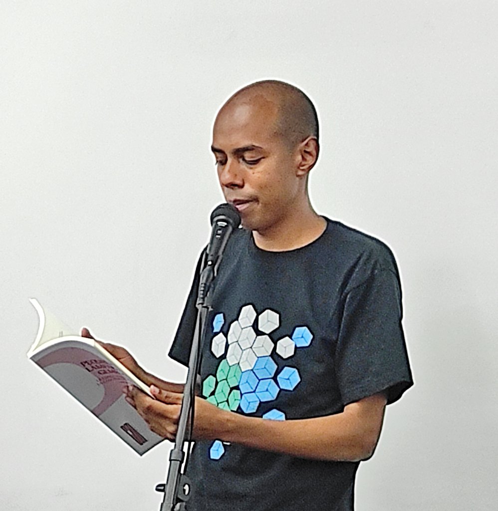 Cerramos la presentación con la lectura de poemas de «Pequeña lámpara gemela», por los jóvenes poetas Edni López (<a href="/EdniLopez/">Edni López</a>), Lenny Pinto (<a href="/NinaOlenn/">Nina Olenn</a>), Yéiber Román (<a href="/RomanYeiber/">Yéiber Román</a>).