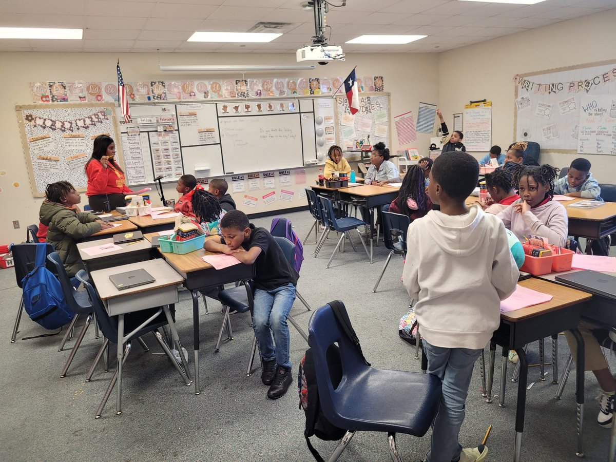 DunevantL's tweet photo. Leading by example. Our Leader stepping in to keep student learning soaring. #OneBandOneSound #HabitsofDiscussion @ClarkCats2 @SpringISD @believe_EC2020 https://t.co/vg0yE1GBFH