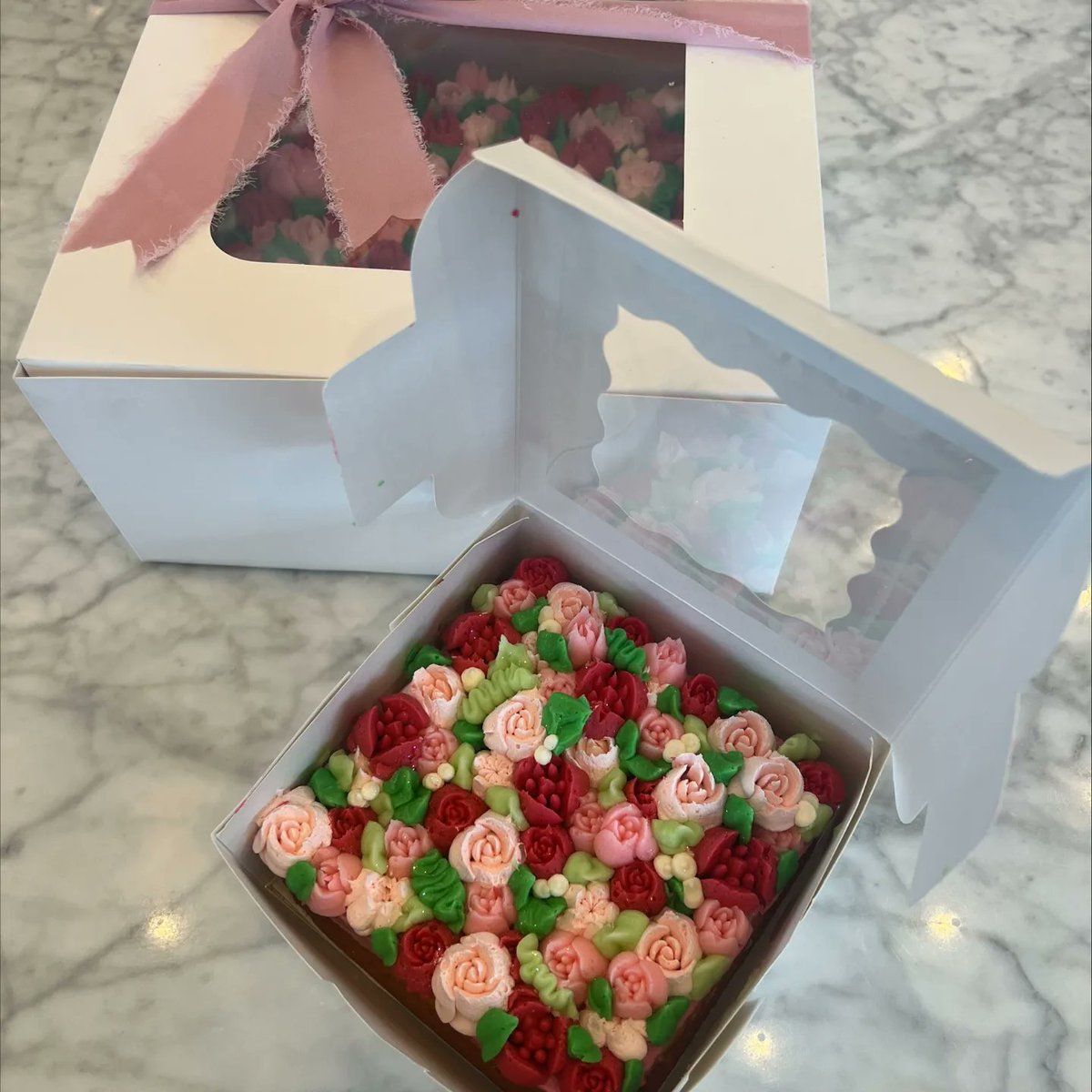 nadiacakes's tweet photo. This beautiful box of flowers is actually cake! Available for Valentines Day in Chocolate or our fan favorite Pretty in Pink. GF too!

Small: $30 (serves 4-6) 
Large: 10x10 square for $60 (serves 12-16)

Preorder recommended though we will have some available for walk-ins! https://t.co/Js18BAlTtS