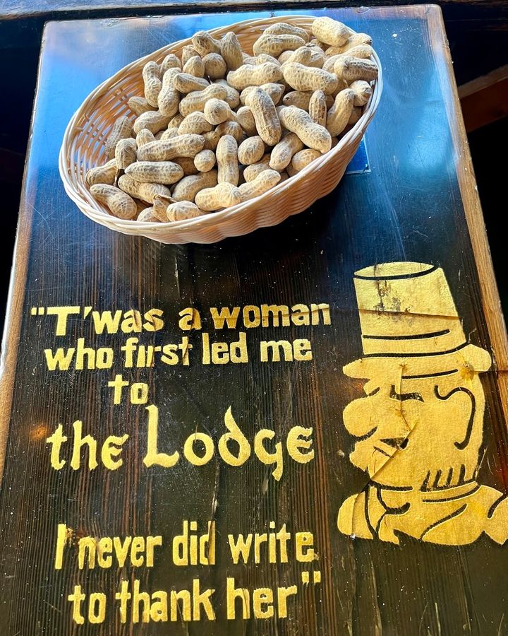 May your Friday be filled with good beer, good friends, and, of course, a handful of peanuts 🥜
#LMGChicago #LodgeTavern #Chicago #ChicagoBars #NeighborhoodBar