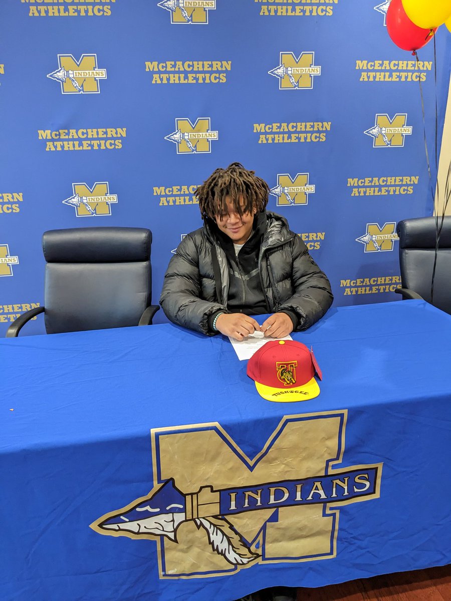 georgiadeac10's tweet photo. Congratulations to my big guy @watklr on signing with Tuskegee today. Big things in store for ya. Proud of you and Much love always 🤙🏾👍🏿💪🏾👊🏿✊🏾 https://t.co/LMwNo9m0x4