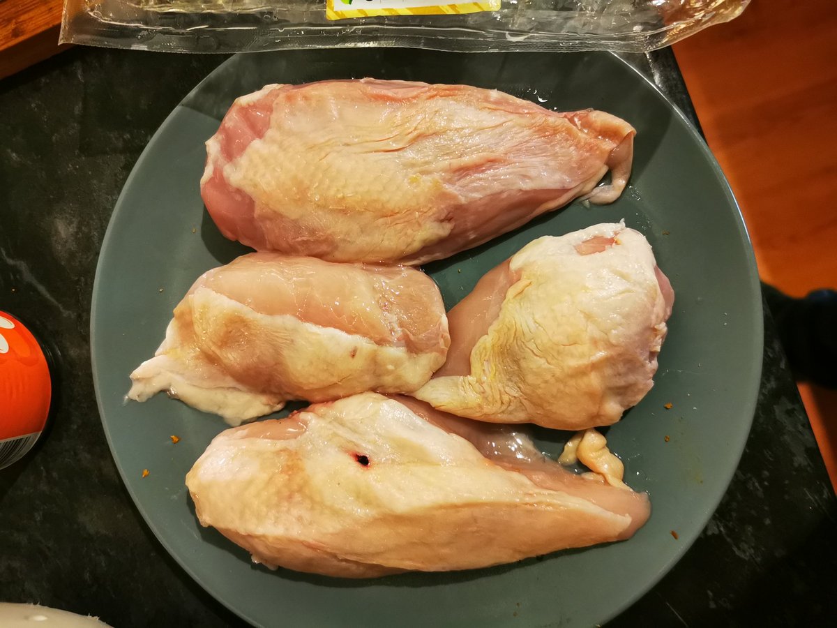 Martinibar_88's tweet photo. @HelloFreshUK hey! Should we talk about your meat cuts? Are these 4 x chicken fillets for adults??? 🤔 https://t.co/mvpRmgMvkc