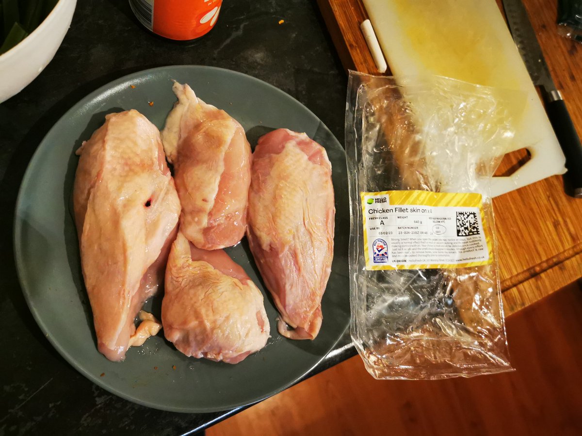 Martinibar_88's tweet photo. @HelloFreshUK hey! Should we talk about your meat cuts? Are these 4 x chicken fillets for adults??? 🤔 https://t.co/mvpRmgMvkc