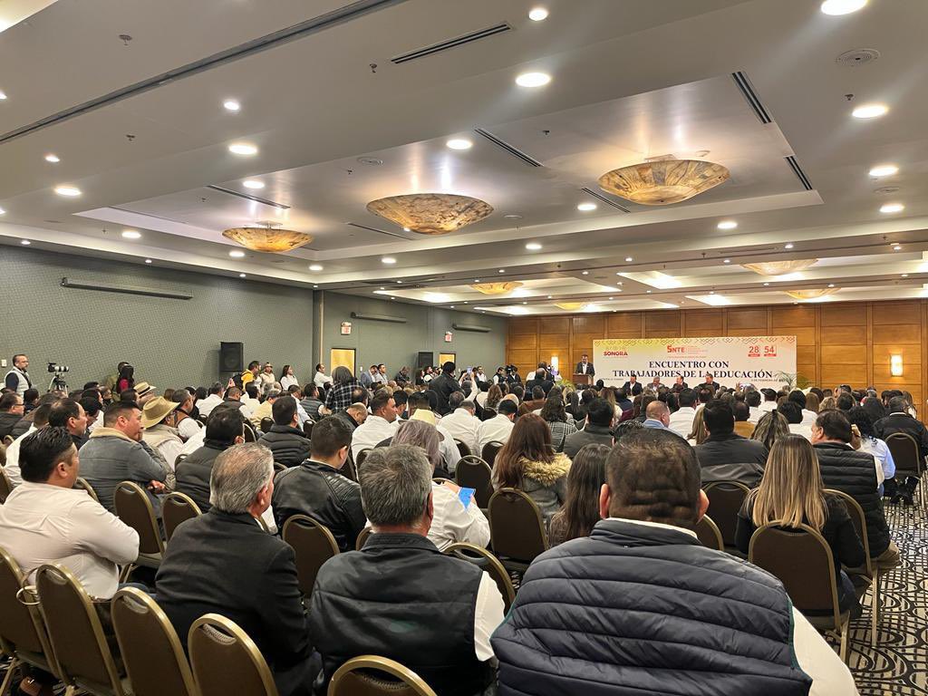 SECSonora's tweet photo. El gobernador @AlfonsoDurazo preside encuentro con trabajadores de la educación de las secciones 28 y @SNTE54mx, acompañado del titular de la @SECSonora @AaronGragedaB. ¡A través del @gobiernosonora se reafirma el compromiso con la educación y los docentes del estado de #Sonora! https://t.co/VYM9hAEsUQ