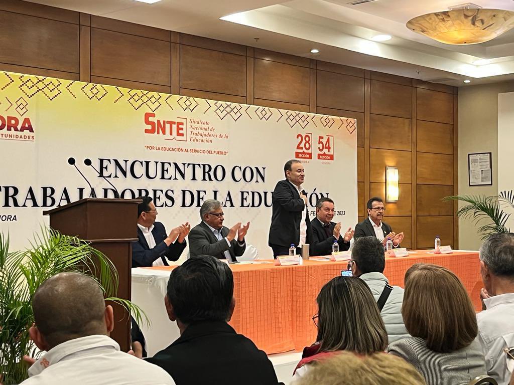 SECSonora's tweet photo. El gobernador @AlfonsoDurazo preside encuentro con trabajadores de la educación de las secciones 28 y @SNTE54mx, acompañado del titular de la @SECSonora @AaronGragedaB. ¡A través del @gobiernosonora se reafirma el compromiso con la educación y los docentes del estado de #Sonora! https://t.co/VYM9hAEsUQ