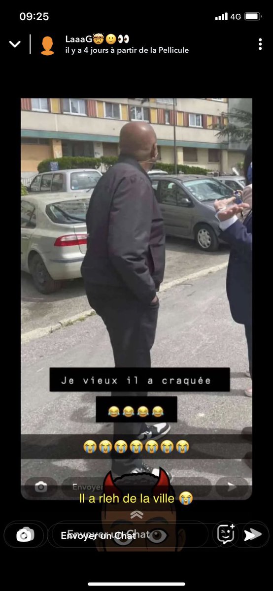 Pour qu’un acteur américain qui a dû en voir des ghettos, se mette à prier comme ça en pleine rue, c’est que la situation de Clichy-Sous-Bois est catastrophique 🤣