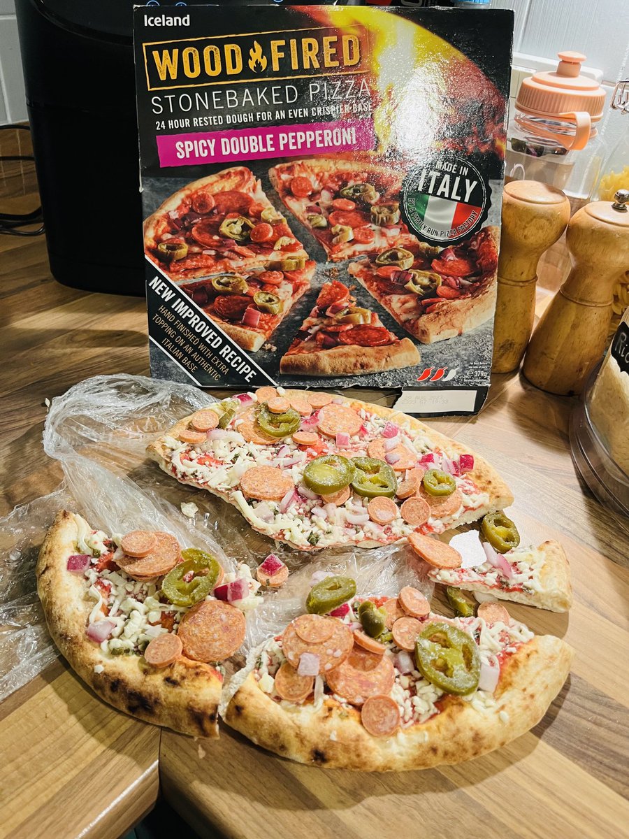 lisamburridge's tweet photo. Oi ⁦@IcelandFoods⁩ - my pizza is broken 😞 https://t.co/JuNziXu7xd