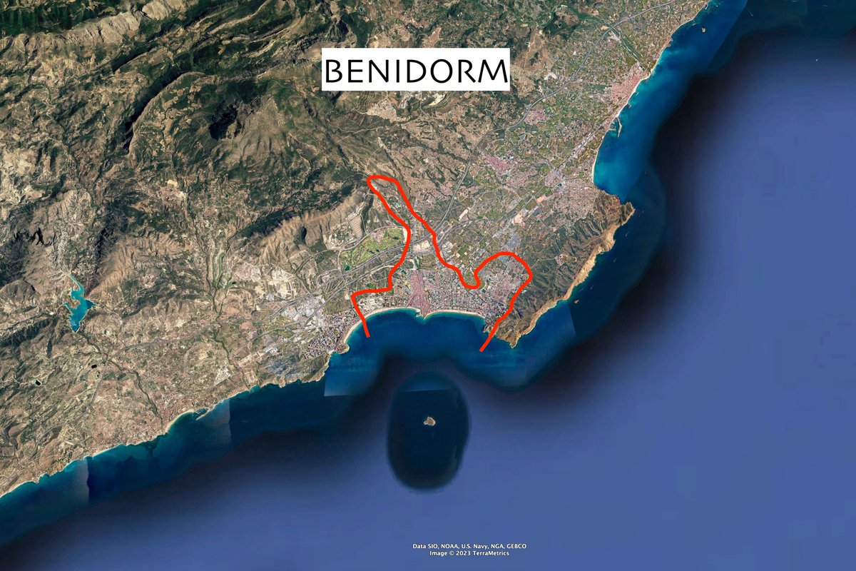 Tanto el municipio de Marbella como el de Benidorm concentran en torno a 400.000 personas en verano, justo dentro de la línea roja que veis. Y por esto el modelo de Benidorm, por mucho que se critique, es el paradigma de la sostenibilidad. Lo mismo pero consumiendo mucho menos.⬇️