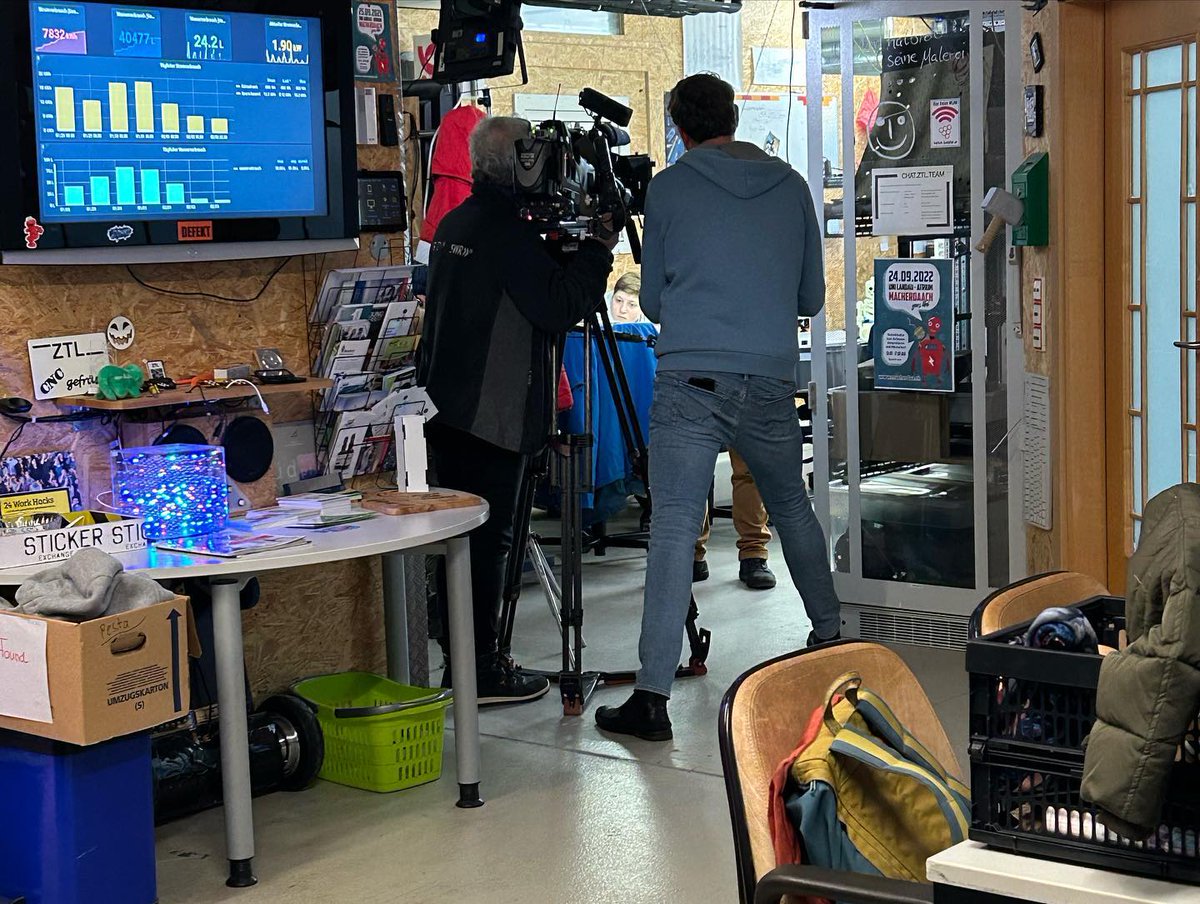 TSudpfalz's tweet photo. Der Makerspace in Landau ist der ideale Ort für Jugendliche, um im Austausch mit Gleichaltrigen und Erfahrenen Projekte umzusetzen und zum Macher zuwerden. Schön, dass der SWR heute im Haus war! #technologienetzwerksüdpfalz #ztl #landau #makerspace #schule https://t.co/6XyE0dqhE9