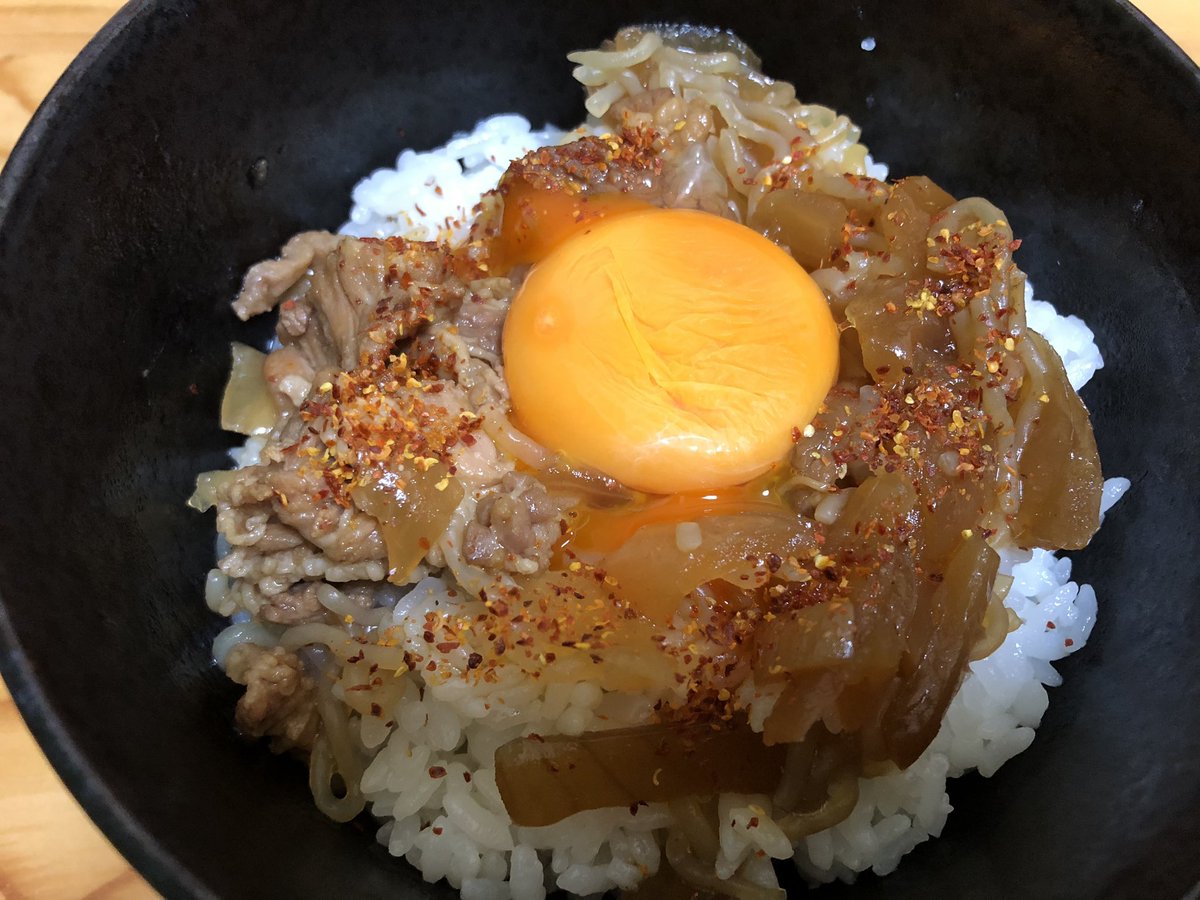 今日の夕飯はレトルトの牛丼😋