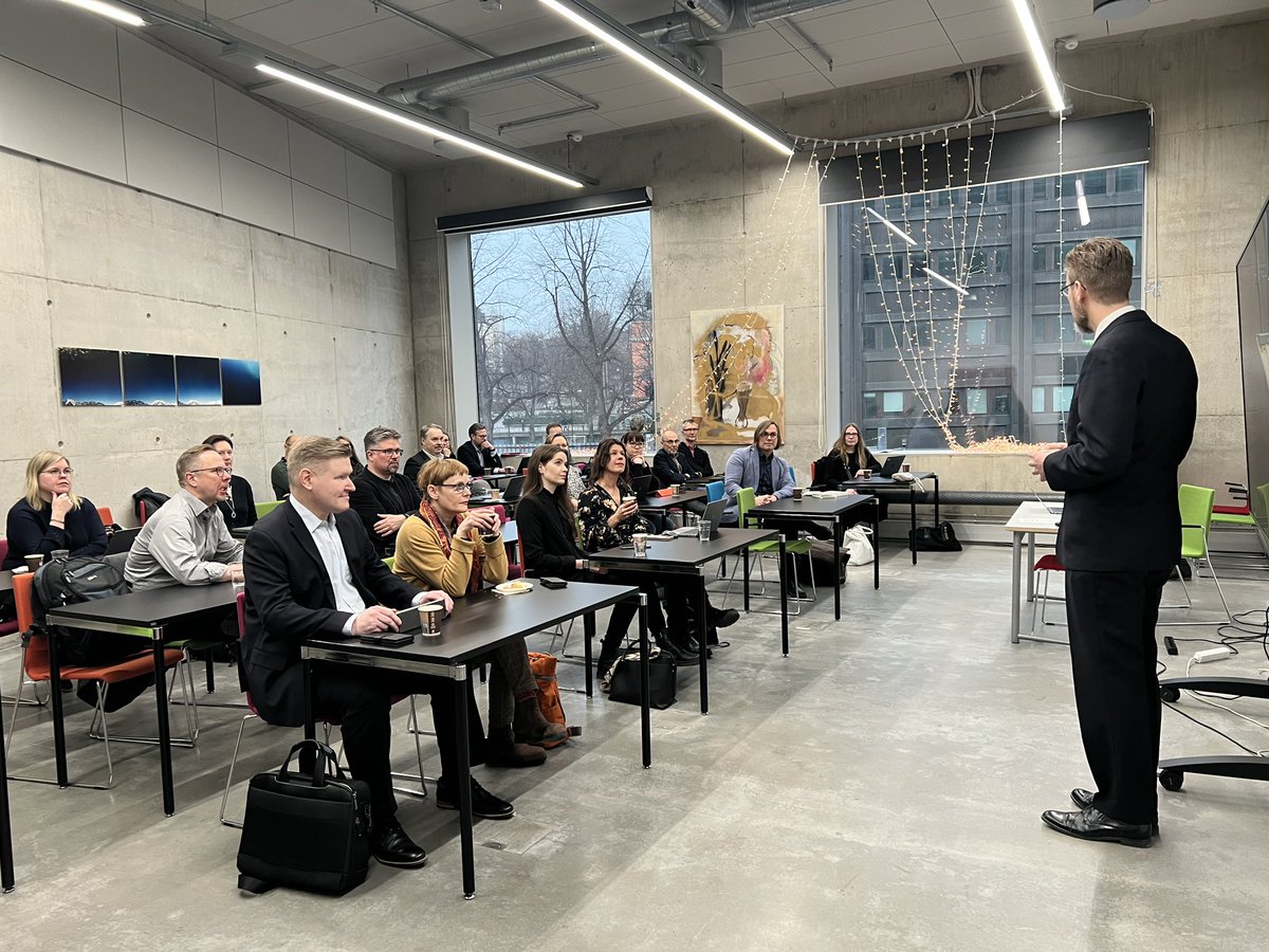 mtorkkeli's tweet photo. Viikon kohokohta ennakointi ja tulevaisuuden mahdollisuudet. Kiitokset @KaarloHilden, @mdufva, Atte Jääskeläinen, @ToniAhlqvist alustuksista sekä @uniturku @PaiviWiro, Susanna Sutinen ja @taideyliopisto @emmicruth siitä että tämä toteutui. #tulevaisuus #yliopistot #taide #tiede https://t.co/YClLfqsupz