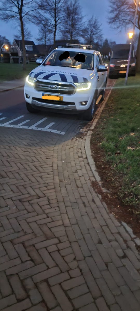 HenriekeJonker's tweet photo. Vanavond kregen we bezoek van #handhaving ( @Politiehethogeland @GemHetHogeland) We staan hinderlijk stil voor het huis volgens de handhaving. Dreigen met een bekeuring
Maandag eerst maar de @GemHetHogeland bellen en de #politie over de hele situatie. https://t.co/28aujBdMWB