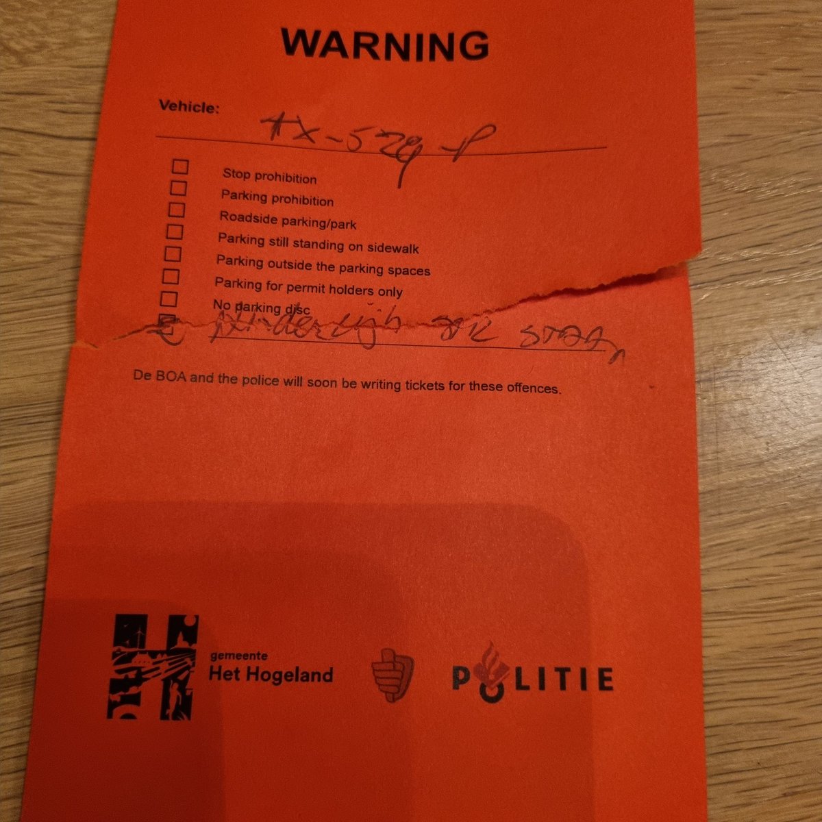 HenriekeJonker's tweet photo. Vanavond kregen we bezoek van #handhaving ( @Politiehethogeland @GemHetHogeland) We staan hinderlijk stil voor het huis volgens de handhaving. Dreigen met een bekeuring
Maandag eerst maar de @GemHetHogeland bellen en de #politie over de hele situatie. https://t.co/28aujBdMWB