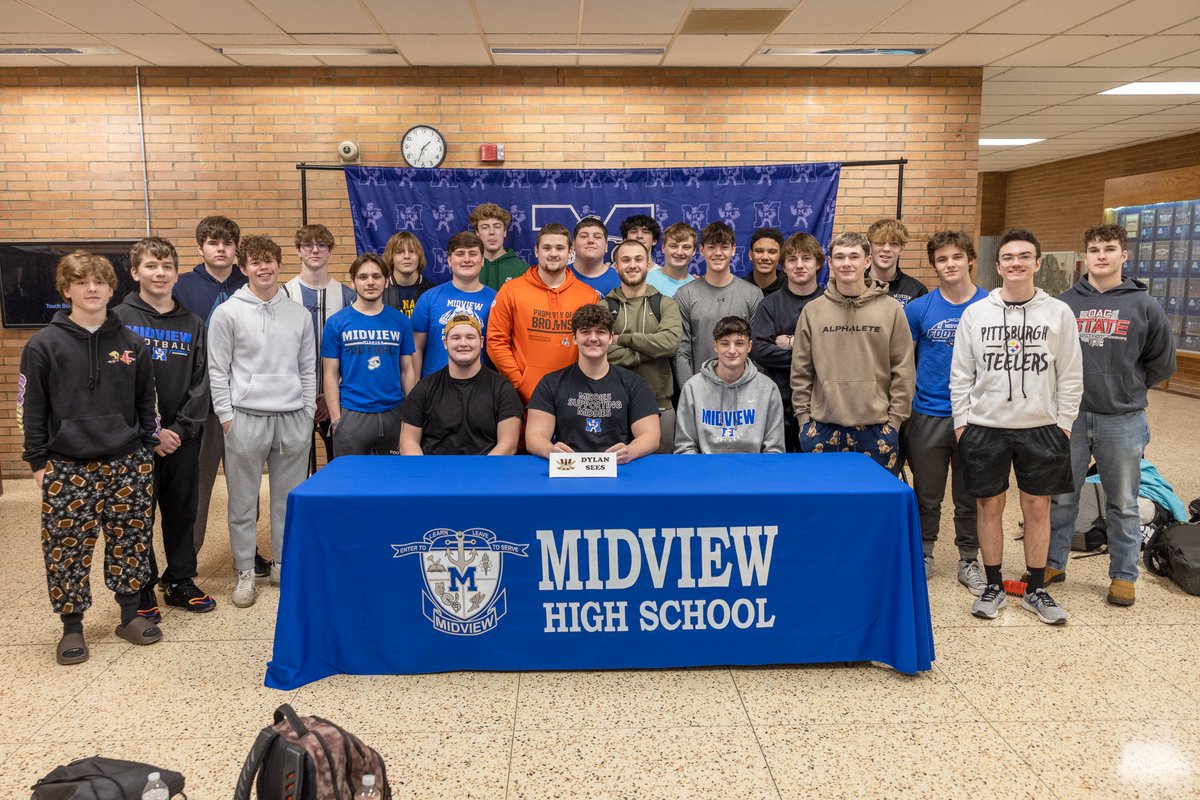MiddieUpdates's tweet photo. Dlyan Sees had his NLI ceremony this afternoon. Congratulations and good luck at Walsh University! https://t.co/TrSvUr298F