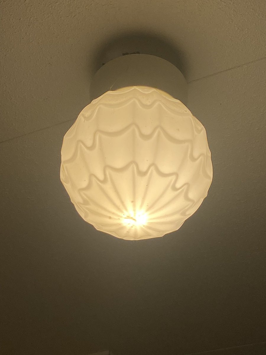 GwenStuck's tweet photo. @caseofdees Een van de zeldzame dingen die we destijds bewaard hebben van het huis wat we toen kochten. En waar we nu nog steeds wonen 26 jaar later. https://t.co/jdfKnhrM2c