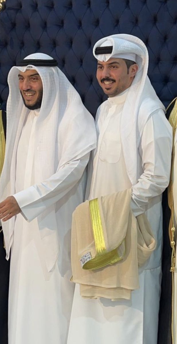 يا عضيدي فالحياة و راس مالي
 لا وقفت تعيد تشكيل الخريطه 

دون وجهك ما حسبت حساب غالي
و العسيره لا نصت مثلك بسيطه

يا حزامي لا عبس وجه الليالي
 و استفاق الهم و الدنيا شطيطه 

و الله انّي ما التفت في ضيق بالي 
لا ذكرت انّك على ( وجه ) البسيطه